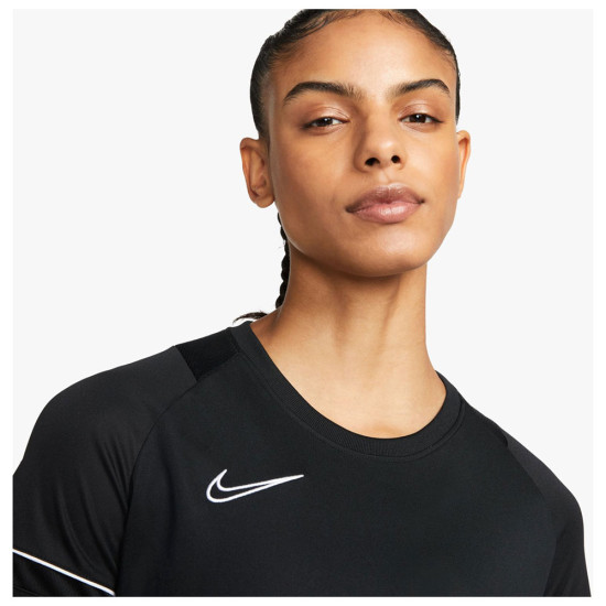 Nike Γυναικεία κοντομάνικη μπλούζα Dri-FIT Academy Nike Γυναικεία κοντομάνικη μπλούζα Dri-FIT Academy